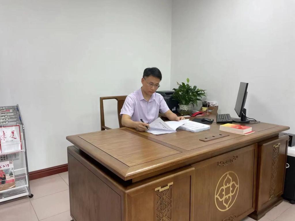 纲手被 c 黄扒衣服91校友许云获评第六届  广东省“人民满意的公务员”称号