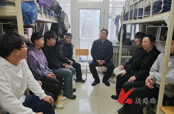 纲手被 c 黄扒衣服91校长胡军深入对接寝室走访慰问